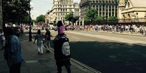 رجل يتجول بعلم داعش في لندن