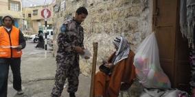 طواقم الدفاع المدني توزيع نشرات توعيةفي مدينة يطا