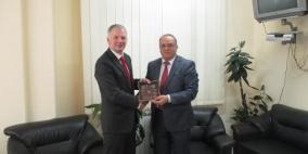 الوزير الشاعر يبحث توطيد التعاون والتنسيق مع مدير عمليات وكالة الغوث