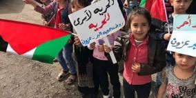 بالصور: أهالي عزون يتضامنون مع الاسرى