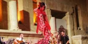 فرقة الفلامينكو الإسبانية تقطع فقرتها الغنائية لرفع أذان العشاء