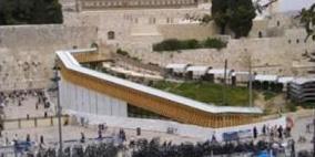 الاحتلال يشرع ببناء جسر يربط مركز استيطاني بحائط البراق