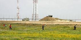 الاحتلال يستهدف مزارعين ونشطاء أجانب شرق خانيونس