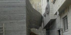 انهيار جدار استنادي بإحدى العمارات السكنية وسط رام الله