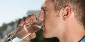 قلة تناول المياه ترفع مخاطر الإصابة بحصوات الكلى