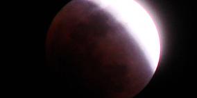 حدث نادر جرى أثناء خسوف القمر الكلي اليوم الأربعاء