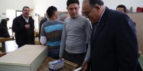 أبو زهري يطلع على احتياجات مؤسسات تعليمية في طولكرم