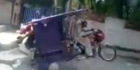 بالفيديو .. دراجة نارية تتحول إلى أرجوحة وتكاد تتسبب بإصابات