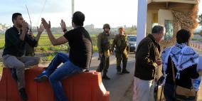 بالصور: مجموعة من نشطاء المقاومة الشعبية يقتحمون حاجر بيت ايل قرب رام الله