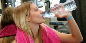 أسباب تدفعنا لتجنب شرب الماء من القنينات البلاستيكية