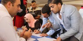 الصور.. مئات الطلبة يتنافسون على 150 فرصة عمل بالخليل