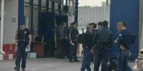 اسرى "نفحة" يشعلون النار في إحدى الغرف احتجاجاً على عملية قمعهم