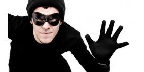 لص طائش ينسى هاتفه مع صورة له عليه