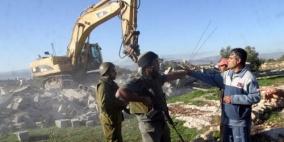 بحجة البناء بدون ترخيص: إسرائيل تمنع مواطناً من استكمال بناء منزله