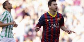 ميسي والنيران الصديقة يقودان برشلونة للفوز على بيتيس ومطاردة أتلتيكو على قمة الليجا