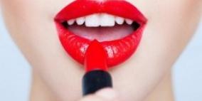 أضرار ومخاطر أحمر الشفاه