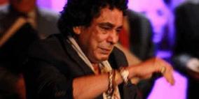 محمد منير يبكي بحرقة على المسرح أثناء تكريمه في مهرجان الاسكندرية