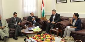 غرفة الخليل والقنصلية البريطانية يبحثان سبل التعاون المشترك