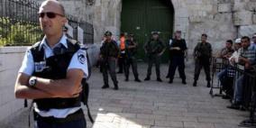 الاحتلال يغلق الأقصى أمام من تقل أعمارهم عن الخمسين والمئات يصلون في الشوارع