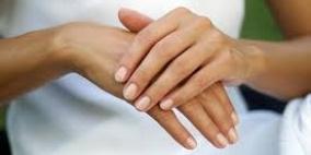 خطوات بسيطة للعناية باليدين في فصل الشتاء