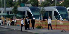 القاء زجاجة حارقة نحو القطار الخفيف في القدس