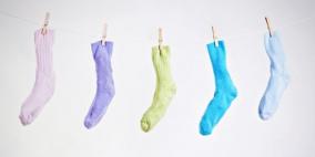 سكان قرية بريطانية يزينون منازلهم بالجوارب