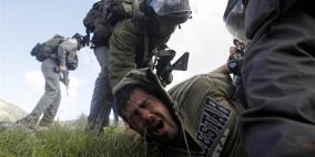 الاحتلال يعتقل مواطنا بعد اعتداء المستوطنين عليه في الخليل