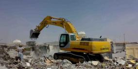 الاحتلال يهدم عرائش للمزارعين على طريق القدس الخليل