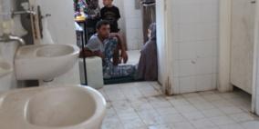 بالصور والفيديو .. عائلة تعيش في حمام مدرسة إيواء في غزة