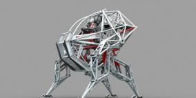 شاب يعمل على تصميم روبوت بارتفاع 5 أمتار (فيديو)