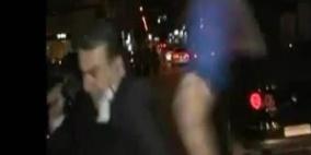 شاب يضرب مراسل التلفزيون السوري بالحذاء على الهواء