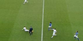 بالفيديو .. مورينيو "المجنون" يقتحم أرض الملعب ويوقف مهاجما