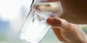 رجل دين إيراني يفتي بجواز شرب الماء في نهار رمضان