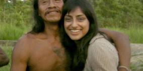 منتجة أفلام عشرينية تغادر لندن لتتزوج رجل أدغال ستيني