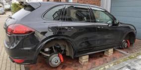 سرقة الإطارات الأربعة لسيارة ليفاندوفكسي "البورش" وتركها على الطوب !