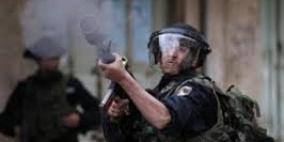 إصابات بالاختناق في مواجهات مع الاحتلال وسط الخليل