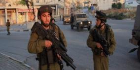 الاحتلال يسلم مواطنا من بيت أمر بلاغا لمراجعة مخابراته