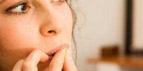 مشكلة قضم الاظافر