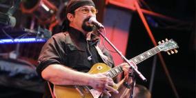 الممثل الأمريكي ستيفن سيغل يرتدي قميصا طبع عليه صورة بوتين