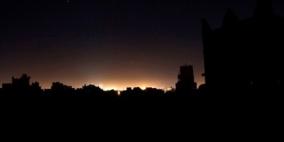 طفل يغرق العاصمة اليمنية صنعاء في ظلام دامس