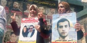 100 أسير يشرعون بإضراب تضامني مع الأسرى المضربين