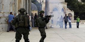 الإذاعة العبرية تزعم إصابة 4 من عناصر شرطة الاحتلال بجروح خلال مواجهات في الأقصى