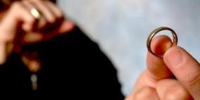 سعودي يطلق زوجته بسبب سيجارة في حقيبتها