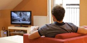 تحذير من الجلوس لساعات أمام التلفزيون في رمضان