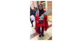 طالبة تذهب لجامعتها بملابس النوم!