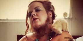 صاحبة أطول لحية "نسائية" تهوى التمثيل والثعابين