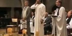 مسيحي يرفع الاذان داخل أكبر الكنائس بأمريكا