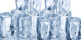 الثلج وماء الورد لتجنب مشكلات البشرة الدهنية