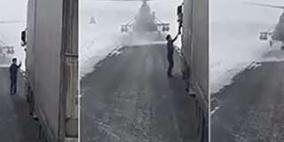طيار ضل طريقه في السماء فهبط إلى الأرض لسؤال المارّة!!