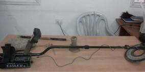 الشرطة تضبط ماكينة للتنقيب عن الاثار وقطع نقدية اثرية بنابلس